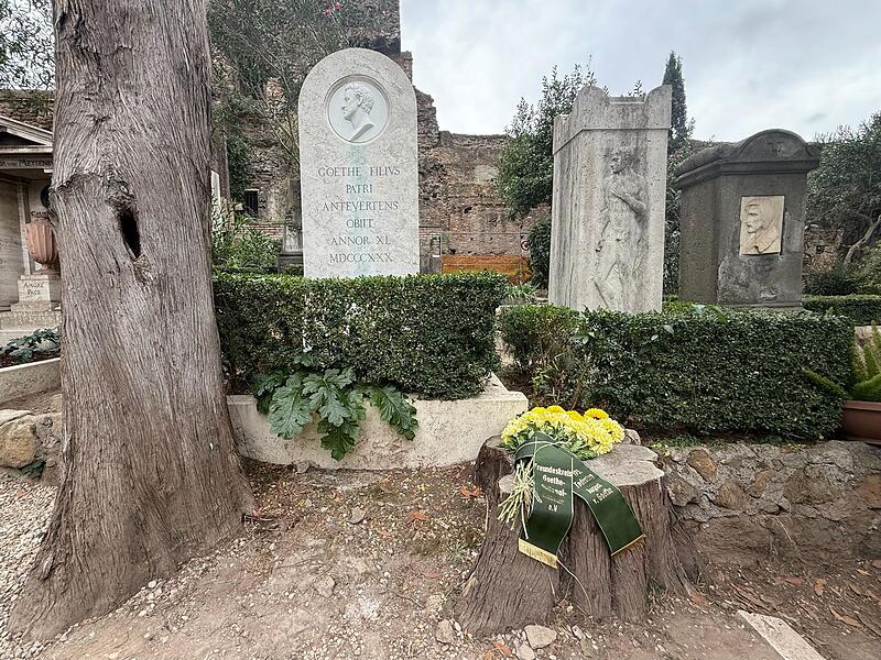 Das restaurierte Grab von August von Goethe (1789-1830))