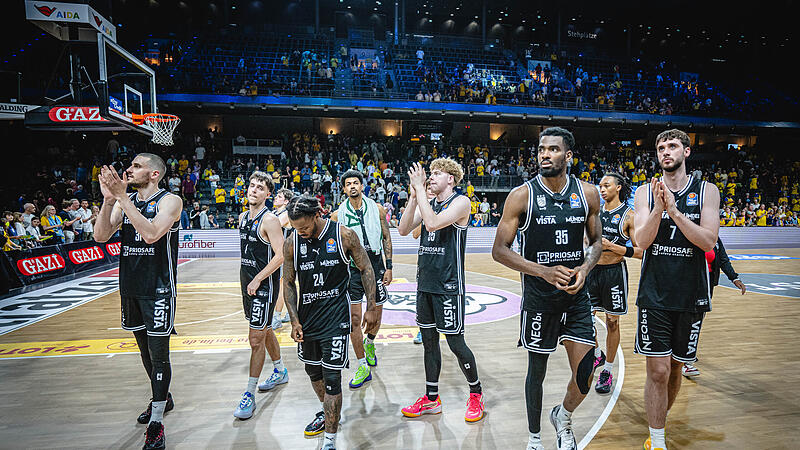 Basketball Alba vs Bamberg 20260530 Niedergeschlagene Bamberger bedankten sich nach der 86:105-Niederlage in der Max-Schmeling-Halle beim Anhang.