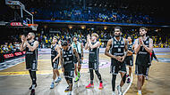 Basketball Alba vs Bamberg 20260530 Niedergeschlagene Bamberger bedankten sich nach der 86:105-Niederlage in der Max-Schmeling-Halle beim Anhang.