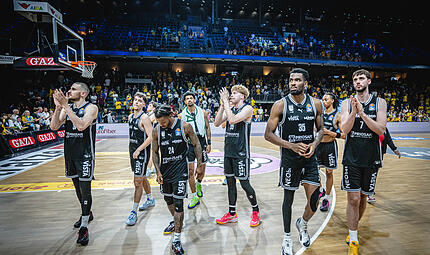 Niedergeschlagene Bamberger bedankten sich nach der 86:105-Niederlage in der Max-Schmeling-Halle beim Anhang.
