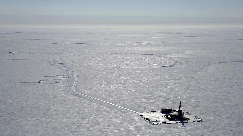Dieses Luftbild zeigt ein Lager für Erkundungsbohrungen am geplanten Standort des „Willow“-Ölprojekts am North Slope von Alaska. Die US-Regierung hat das umstrittene Ölbohrprojekt des Energiekonzerns ConocoPhillips in Alaska genehmigt.
