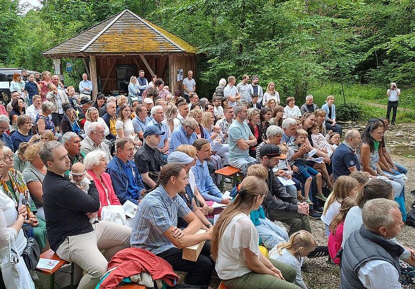 Die Tauffestbesucher genießen die Atmosphäre an der Lillach-Quelle.
