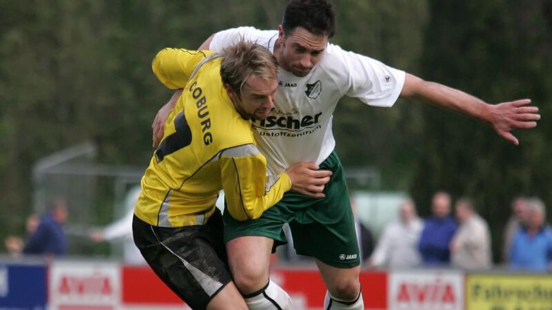Vollblutst&uuml;rmer Holger Geiger (wei&szlig;es Trikot) lie&szlig; sich fr&uuml;her auf dem Rasen von niemanden aufhalten. Jetzt will er als neuer Vorsitzender des SV Friesen Gas geben.