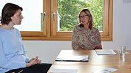 Bundestagsabgeordnete Emmi Zeulner (links) im Gespräch mit der Leiterin des Evangelischen Kindergartens Christuskirche in Burgkunstadt,  Ute Seelmann.