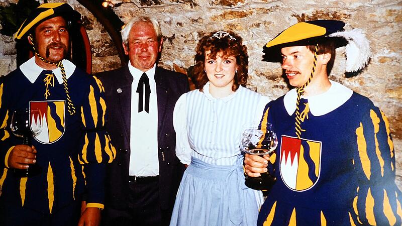 Im Alter von 19 Jahren startete die Karriere des Michael Staudt (rechts) als Obervolkacher Landsknecht im Beisein von Landsknecht Karlheinz Feuerbach, Winzervereinschef Walter Feuerbach (beide verstorben) und Weinprinzessin Annette Feuerbach. Im Alter von 19 Jahren startete die Karriere des Michael Staudt (rechts) als Obervolkacher Landsknecht im Beisein von Landsknecht Karlheinz Feuerbach, Winzervereinschef Walter Feuerbach (beide verstorben) und Weinprinzessin Annette Feuerbach.