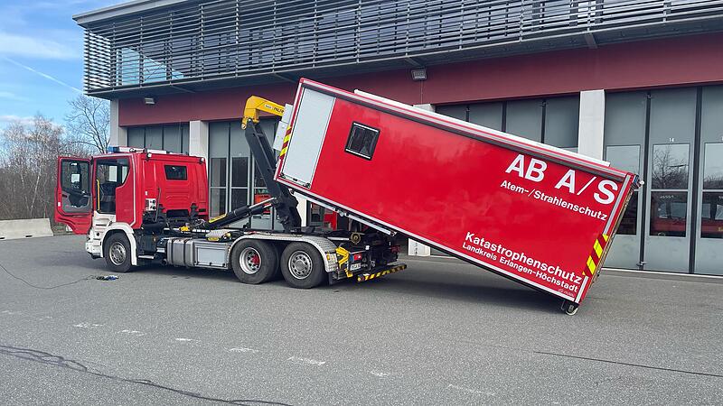 Besichtigt wurde in Herzogenaurach der Container für Atem- und Strahlenschutz.