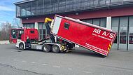 Besichtigt wurde in Herzogenaurach der Container für Atem- und Strahlenschutz.