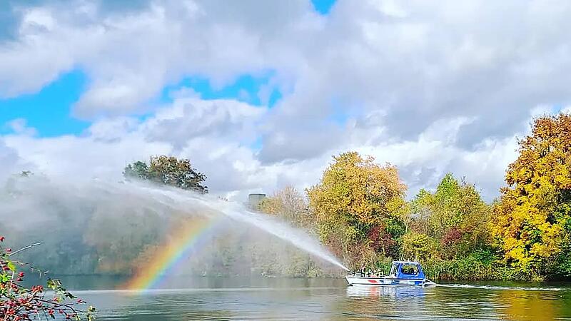Rettungseinsatz bei einem angenommen Feuer an Bord eines Boots am Main-Donau-Kanal an der Sportbootsstrecke Buckenhofen.Forchheim & Fränkische Schweiz