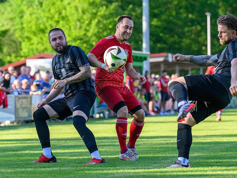 Die SpVgg Dürrbrunn/Unterleinleiter um Spielertrainer Dominik Hofmann (Mitte) behielt in einem Relegationsfight mit 3:2 gegen Weilersbach um Dominic Klemm (links) und Julian Dangel (rechts) die Oberhand.Forchheim & Fränkische Schweiz Die SpVgg Dürrbrunn/Unterleinleiter um Spielertrainer Dominik Hofmann (Mitte) behielt in einem Relegationsfight mit 3:2 gegen Weilersbach um Dominic Klemm (links) und Julian Dangel (rechts) die Oberhand.Forchheim & Fränkische Schweiz