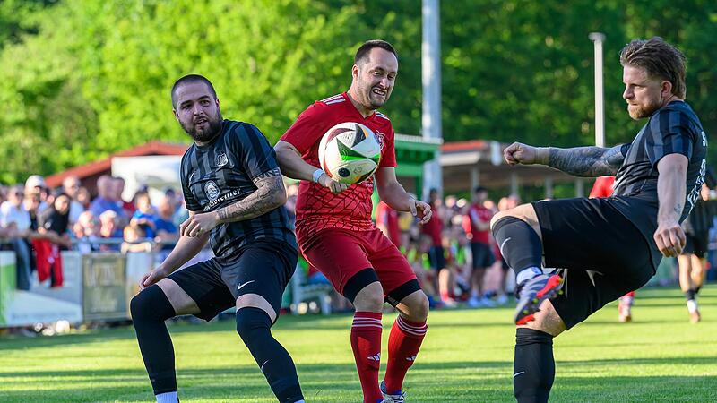 Die SpVgg Dürrbrunn/Unterleinleiter um Spielertrainer Dominik Hofmann (Mitte) behielt in einem Relegationsfight mit 3:2 gegen Weilersbach um Dominic Klemm (links) und Julian Dangel (rechts) die Oberhand.Forchheim & Fränkische Schweiz Die SpVgg Dürrbrunn/Unterleinleiter um Spielertrainer Dominik Hofmann (Mitte) behielt in einem Relegationsfight mit 3:2 gegen Weilersbach um Dominic Klemm (links) und Julian Dangel (rechts) die Oberhand.Forchheim & Fränkische Schweiz