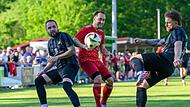 Die SpVgg Dürrbrunn/Unterleinleiter um Spielertrainer Dominik Hofmann (Mitte) behielt in einem Relegationsfight mit 3:2 gegen Weilersbach um Dominic Klemm (links) und Julian Dangel (rechts) die Oberhand.Forchheim & Fränkische Schweiz Die SpVgg Dürrbrunn/Unterleinleiter um Spielertrainer Dominik Hofmann (Mitte) behielt in einem Relegationsfight mit 3:2 gegen Weilersbach um Dominic Klemm (links) und Julian Dangel (rechts) die Oberhand.Forchheim & Fränkische Schweiz
