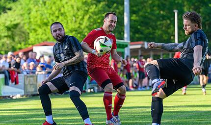 Die SpVgg D&uuml;rrbrunn/Unterleinleiter um Spielertrainer Dominik Hofmann (Mitte) behielt in einem Relegationsfight mit 3:2 gegen Weilersbach um Dominic Klemm (links) und Julian Dangel (rechts) die Oberhand.Forchheim & Fr&auml;nkische Schweiz