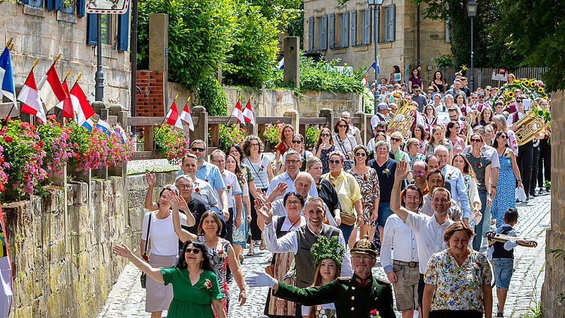 Der Festumzug f&uuml;hrt vom Rathaus zum Sch&uuml;tzenhaus.