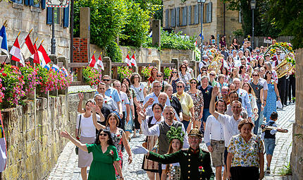 Der Festumzug f&uuml;hrt vom Rathaus zum Sch&uuml;tzenhaus.