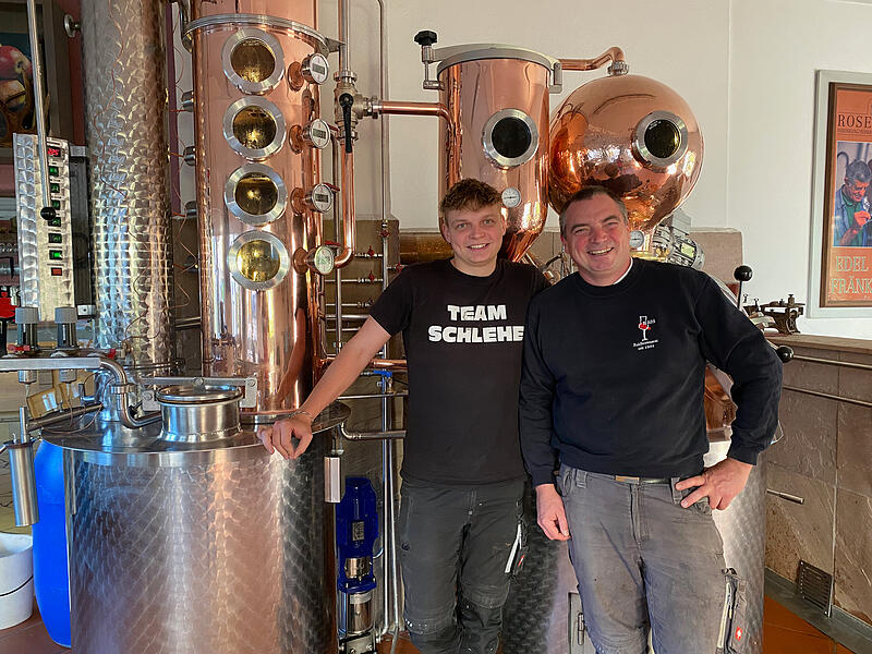 Tim und Johannes Haas in der Brennerei