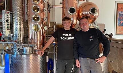 Tim und Johannes Haas in der Brennerei