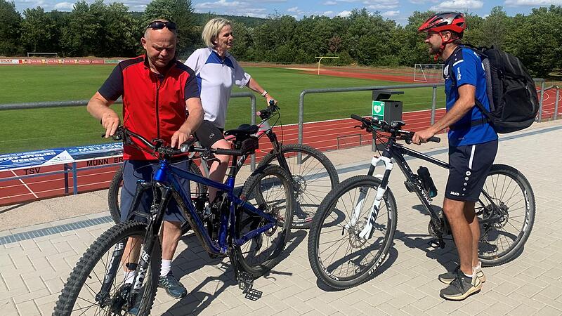 TSV-Vorsitzender Günter Scheuring, Ulla Scheuring und TSV-Vorsitzender Johannes Wolf sind bereit für die erste Tour. Der TSV Münnerstadt möchte eine Fahrradabteilung gründen. Wer Interesse hat, kann am Sonntag, 16. Juli, um 10 Uhr zum Sportzentr... TSV-Vorsitzender Günter Scheuring, Ulla Scheuring und TSV-Vorsitzender Johannes Wolf sind bereit für die erste Tour. Der TSV Münnerstadt möchte eine Fahrradabteilung gründen. Wer Interesse hat, kann am Sonntag, 16. Juli, um 10 Uhr zum Sportzentr...