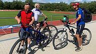 TSV-Vorsitzender   Günter Scheuring, Ulla Scheuring und TSV-Vorsitzender Johannes Wolf sind bereit für die erste Tour. Der TSV Münnerstadt möchte eine Fahrradabteilung gründen. Wer Interesse hat, kann am Sonntag, 16. Juli, um 10 Uhr zum Sportzentr...