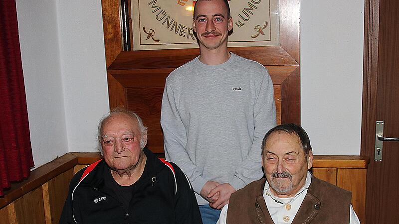 Der Vorsitzende Felix Mack (Mitte) hat für 60 Jahre Mitgliedschaft beim Kleintierzuchtverein Münnerstadt Hans Petsch (links) und Theodor Körner geehrt.
