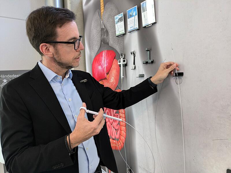 Stefan Wirth mit einem Endoskop, dessen Bestandteile in H&ouml;chstadt produziert werden.