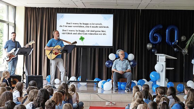 Schulleiter Christian Buchner w&auml;hrend des Songs &bdquo;Don't worry, be happy, es ist soweit, die 5 ist nun verstrichen, eine 6 macht sich breit.&ldquo;