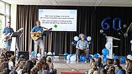 Schulleiter Christian Buchner während des Songs „Don't worry, be happy, es ist soweit, die 5 ist nun verstrichen, eine 6 macht sich breit.“ Schulleiter Christian Buchner während des Songs „Don't worry, be happy, es ist soweit, die 5 ist nun verstrichen, eine 6 macht sich breit.“