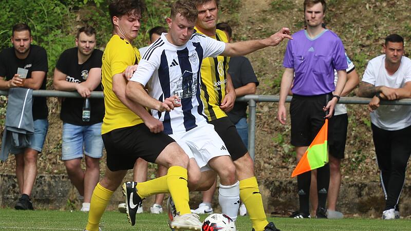 Raphael Stock setzt sich gegen zwei Heuchlinger durch. Der TSV gewann ein ereignisarmes Relegationsspiel mit 1:0.Forchheim & Fr&auml;nkische Schweiz