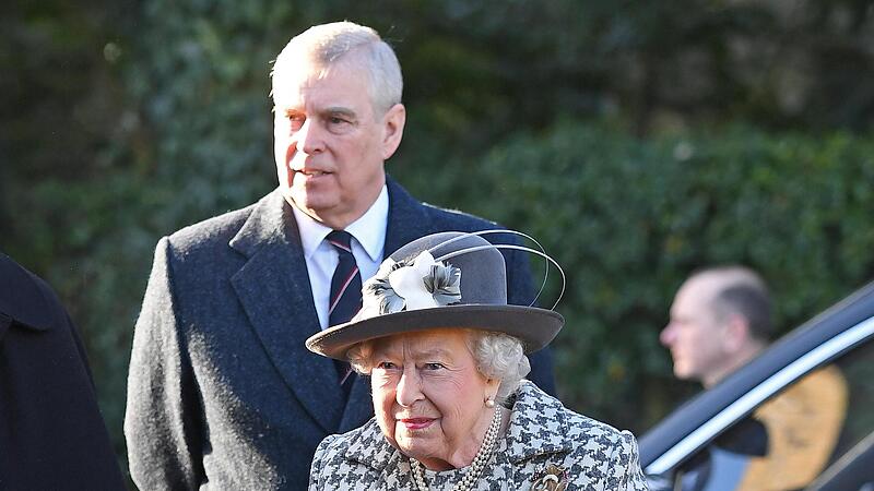 Sie stand bis zuletzt ihrem Sohn  bei: Die britische K&ouml;nigin Elizabeth II., hier mit Prinz Andrew vor einem Sonntagsgottesdienst im Jahr 2020.