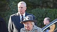 Sie stand bis zuletzt ihrem Sohn  bei: Die britische K&ouml;nigin Elizabeth II., hier mit Prinz Andrew vor einem Sonntagsgottesdienst im Jahr 2020.