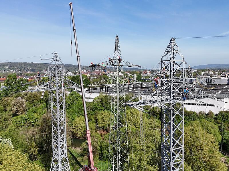 In 40 Metern H&ouml;he sind die Freileitungs-Monteure unterwegs.