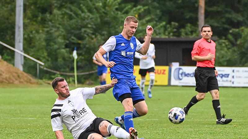 Der Saisonstart verlief f&uuml;r den SV Ketschendorf um Kilian Partenfelder (blaues Trikot) holprig.