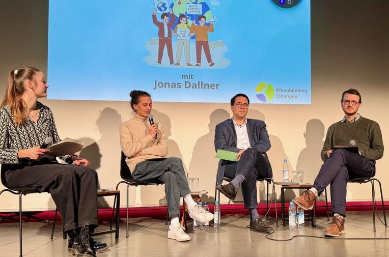 Sie diskutierten in der voll besetzten Clubbühne des E-Werks  in Erlangen (von links): Sophia Thomas (Moderatorin), Jonas Dallner (Fridays for Future), Konrad Körner (CSU) und Paulus Guter (Bündnis 90/ Die Grünen).