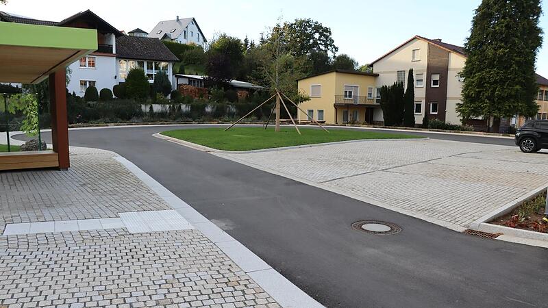 Als gelungen bezeichnete B&uuml;rgermeister Jochen Partheym&uuml;ller die Sanierung des Kerwaplatzes zum Buswendeplatz.