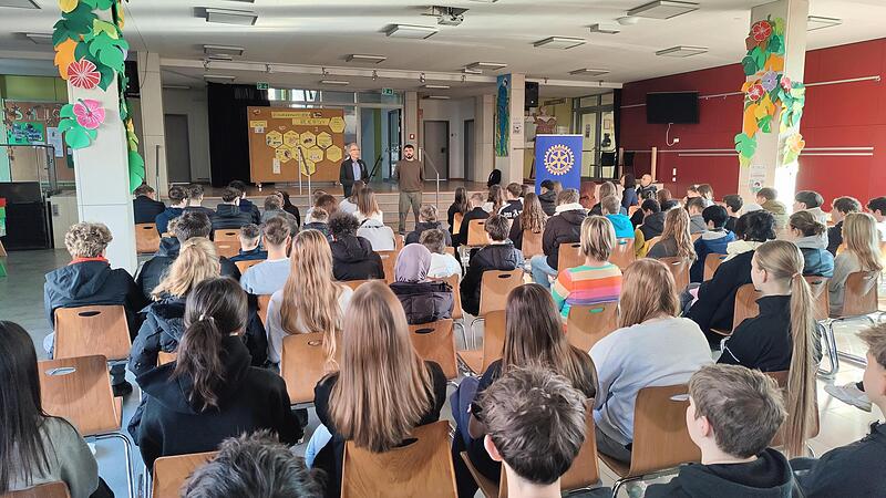 Etwa 230 Sch&uuml;ler lauschten in H&ouml;chstadt den Schilderungen des ukrainischen Frontsoldaten (rechts, neben Peter Steger).