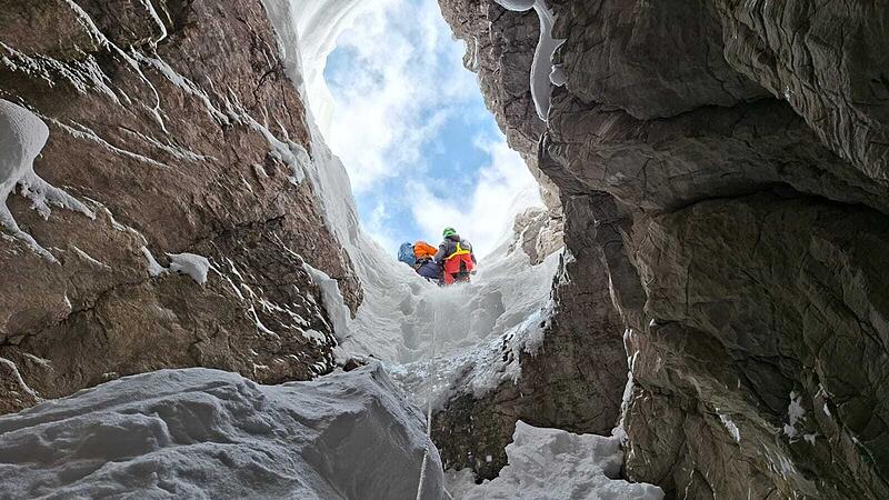 Skitourengeher &uuml;bersteht 25-Meter-Sturz in eine Doline