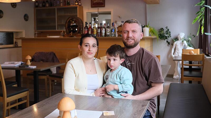 Erjon Mecka und Roukie Sallion bereiten die Wiedereröffnung des Restaurants Delphi in Hammelburg vor. Erjon Mecka und Roukie Sallion bereiten die Wiedereröffnung des Restaurants Delphi in Hammelburg vor.