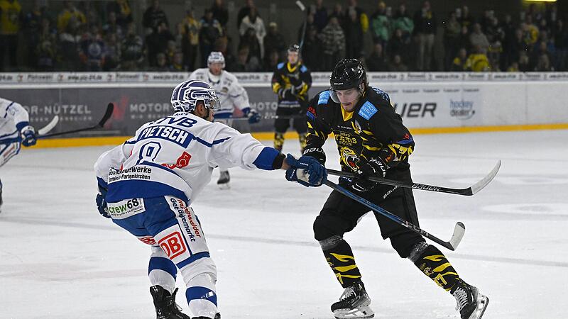 Jan Pietsch (links) tr&auml;gt in der kommenden Saison nicht mehr das Trikot des SC Rie&szlig;ersee, sondern das der Bayreuth Tigers (rechts Maximilian Menner).