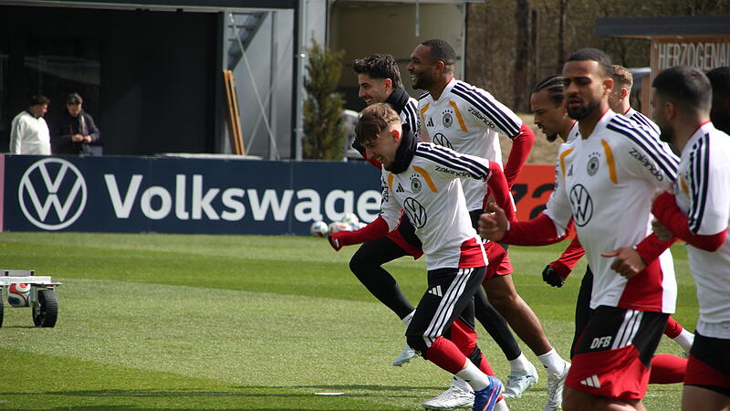 Erster im Sprintduell: Lennart Karl zieht an.