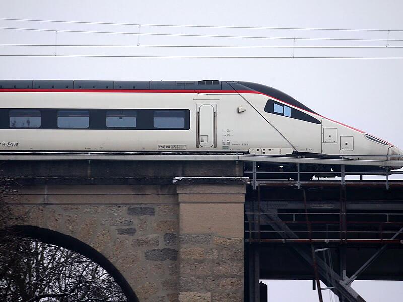 Schweizer Hochgeschwindigkeitszug im Allgäu