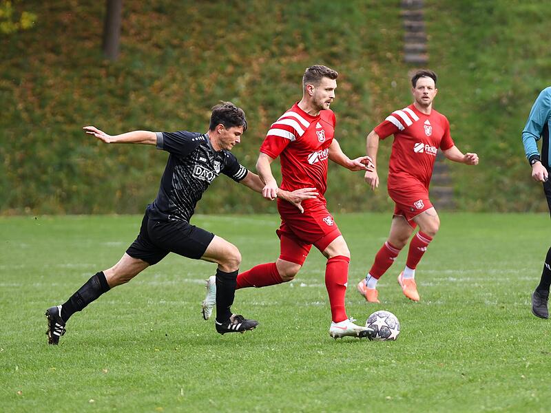 Justin Langbein (links) vom VfR Hermannsberg-Breitbrunn verfolgt den ballführenden Lukas Albert vom SC Trossenfurt-Tretzendorf.