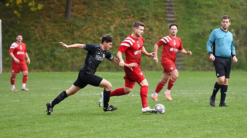 Justin Langbein (links) vom VfR Hermannsberg-Breitbrunn verfolgt den ballführenden Lukas Albert vom SC Trossenfurt-Tretzendorf.