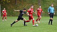 Justin Langbein (links) vom VfR Hermannsberg-Breitbrunn verfolgt den ballführenden Lukas Albert vom SC Trossenfurt-Tretzendorf.