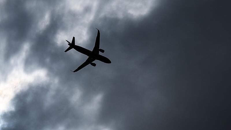 Flugzeug am Himmel Flugzeug am Himmel