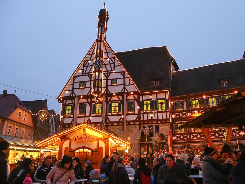 Feiert das Rathaus als Ort des Adventskalender und Weihnachtsmarktes ein Comeback?Forchheim & Fränkische Schweiz Feiert das Rathaus als Ort des Adventskalender und Weihnachtsmarktes ein Comeback?Forchheim & Fränkische Schweiz