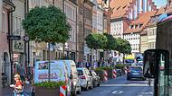 Die Kübel und Radbügel in der Langen Straße stoßen auf Kritik. Das wäre vermeidbar, ist sich Martin Lorber von der Schutzgemeinschaft sicher: „Mit einem roten Faden entstünden klare und angenehme Straßen und Plätze.“