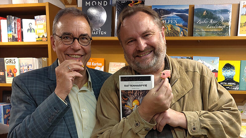 Schwein gehabt: Buchhändler Christian Schmidt (links) und Autor Helmut Vorndran in Adelsdorf.