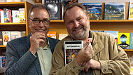 Schwein gehabt: Buchhändler Christian Schmidt (links) und Autor Helmut Vorndran in Adelsdorf.