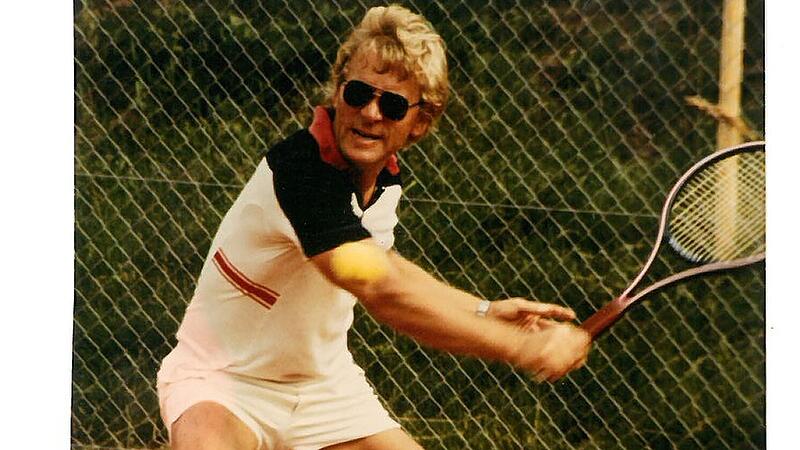 Einh&auml;ndige R&uuml;ckhand mit Sonnenbrille: Klaus Dirks in den 80ern.