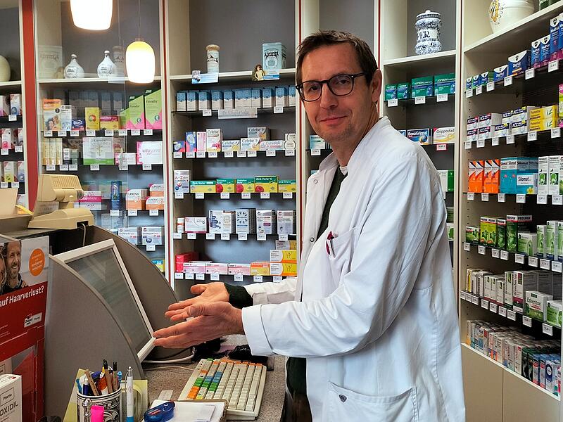 Der Bamberger Apotheker Volker Seubold muss auf manche Medikamente sehr lang warten.