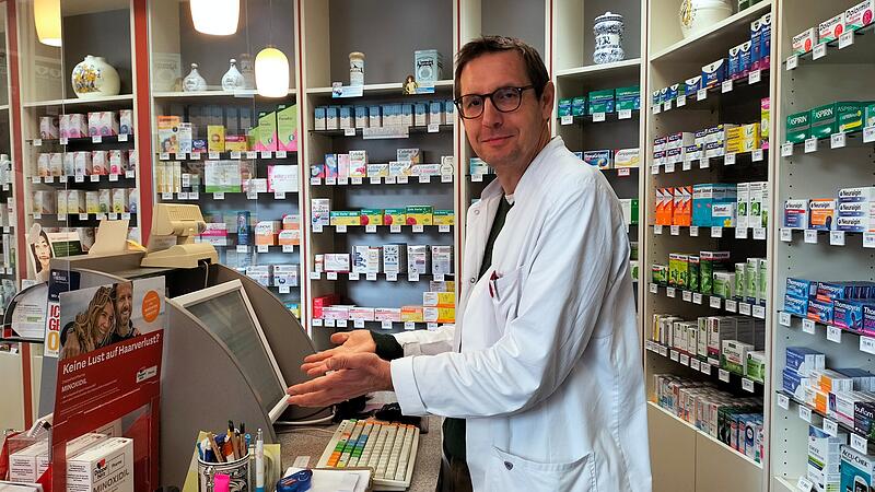Der Bamberger Apotheker Volker Seubold muss auf manche Medikamente sehr lang warten.